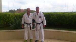 Muita gente me pergunta, como? É simples: nunca fui atleta profissional, sempre fui atleta amador e continuo sendo, e amando o que faço. Hoje foi dia de mais um treino especial com o sensei Reinaldo Yama: maior autoridade do estilo Karatê Kenyu Ryu no Brasil, atualmente, pelo tempo que ele treinou no Japão com a indicação de Akio Yokoyama. São 43 anos de treinamento e ainda buscando a defesa absoluta, o ataque mais eficiente e a melhor harmonia entre corpo e o espírito.